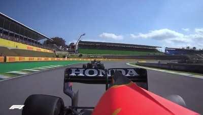 (High Quality) Broadcast angle of Hamilton's dummy, switchback, overtake, and defense of Verstappen