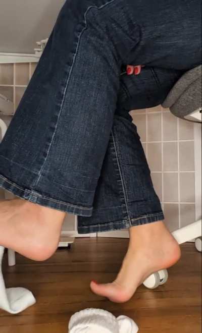 I'll work while you sniff 😏 Good behaviour may get you a lick 😈🔥