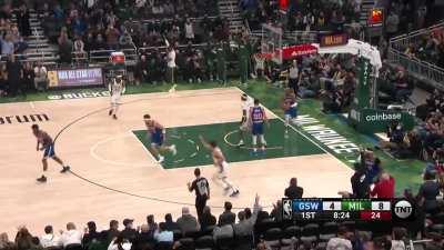 [Highlight] Giannis with the beautiful no-look pass over Klay Thompson's head with the left hand to the corner