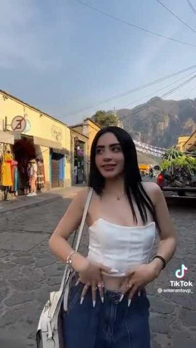 Que ricos pezones se le marcan 🤤