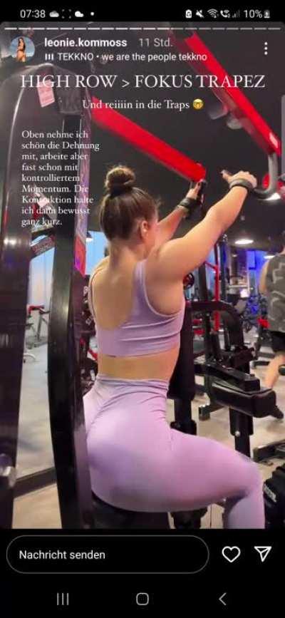 Upper body day, but first the obligatory bootyshake, because she needs to show us what a big dumpy she has. I would feel grossed out if I saw this during my workout. Imagine working out hard and then accidentally seeing THIS. Totally distracting. @leoniek
