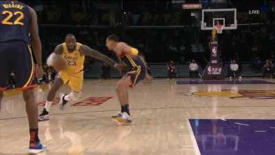 [Highlight] LeBron forces his way to the rim to trigger a Warrior timeout early in the 4th