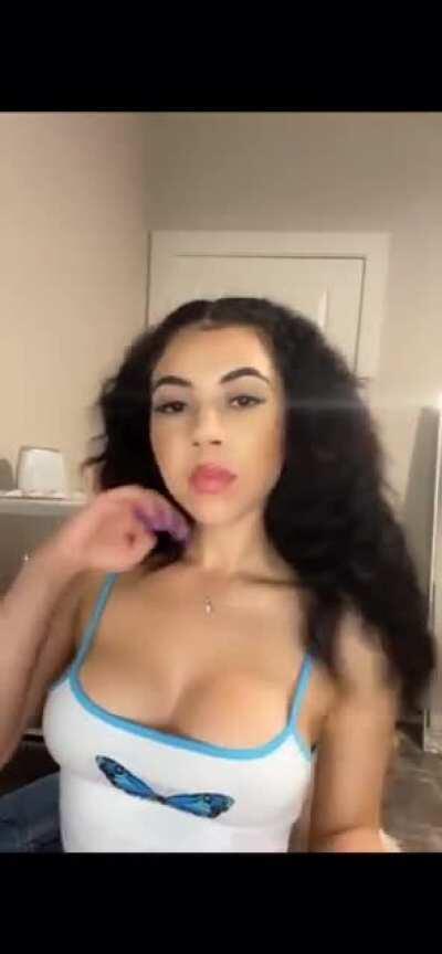 Hey y’all dms are open I have content💕😊