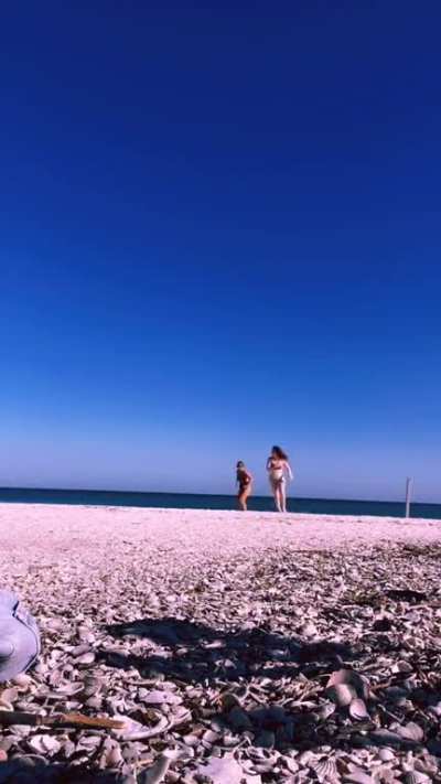 Fattest jiggliest booty I’ve seen on an 18 year old with huge thighs too