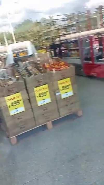Contexto: Una mujer embarazada y su pareja entraron a robar a supermercado