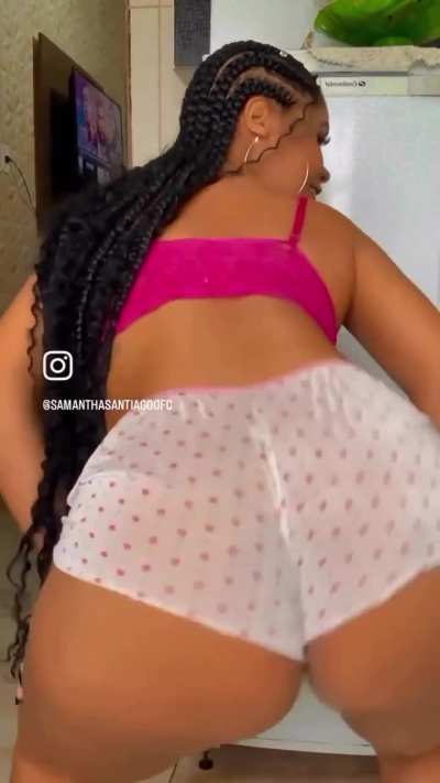 Negona cavala rebolando a bunda de pijama socado