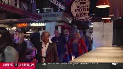 [Highlight] Danny Green serves up a juicy sausage for a season ticket holder at the Reading Terming Market in Philadelphia