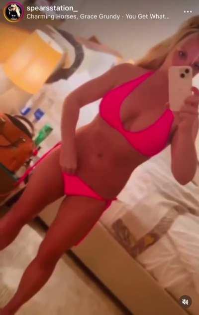 Showing off her gorgeous body 