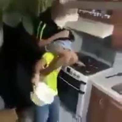 Rato na cabeça do humano