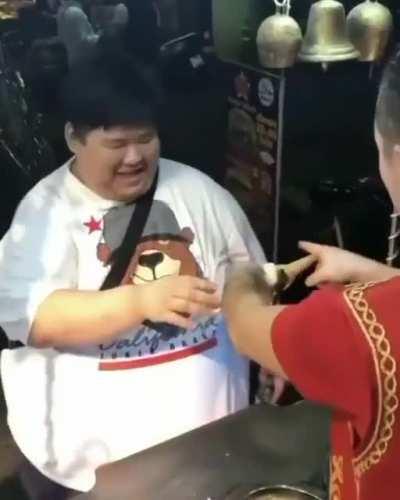 El oso chino! A que aquí en México te plomean si haces lo mismo