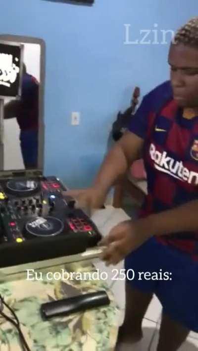 E ele ainda distorce a realidade