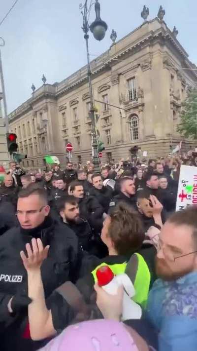 German police brutally attack and disperse a protest against the cancellation of the Palestine congress in Berlin