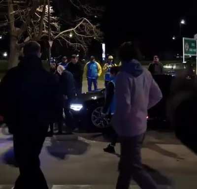 Le hacían un control vehicular a un R8 y a un efectivo se le cayó la moto encima del capó