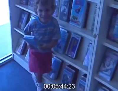 This guy recorded himself walking around a Blockbuster for a movie night in 1993 and its so nostalgic