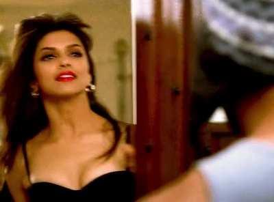 Deepika Padukone Cleavage Show in DESI BOYZ (2011)