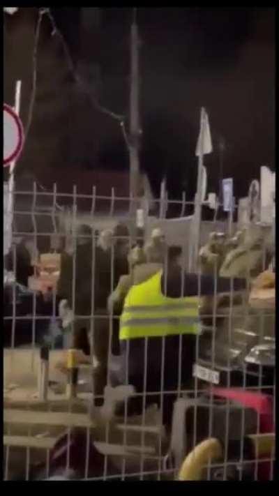 Ha bhai kha gai vo sare joh subha meri g*nd Tod rhe the jab mene kaha tha INDIANS ko HOSTAGE bna rkha hai ( HUM TOH FER BHE UKRAINE KA HI SAPOT KRENGE KYUKI AMRIKA PAPA NEH KHA HAI )