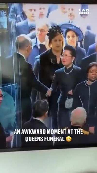 Mientras tanto la mujer del Embajador Argentino en UK