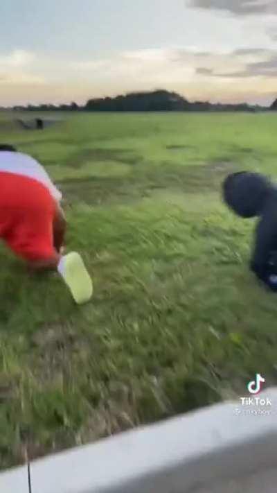 cHiLd sCrEaMs fOr hElP As aLiEn aBdUcT HiM aNd HiS FaThEr fAiLs tO SaVe hIm