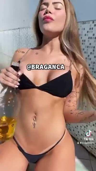MC Bragança pagando peitinho/ NSFW