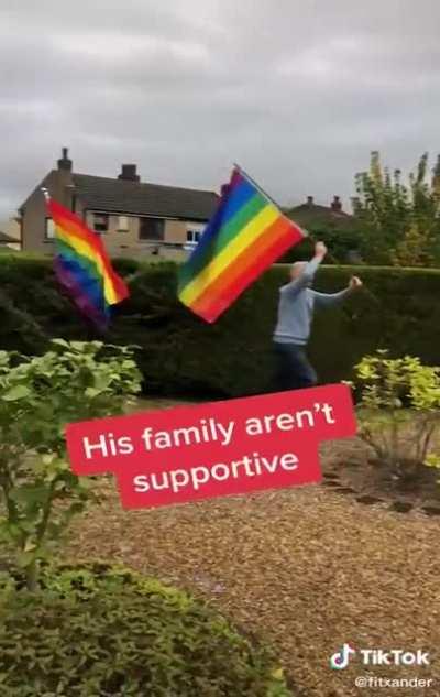 fitxander's dad's neighbour came out as gay at the age of 73, out of solidarity he started decorating the garden in pride flags