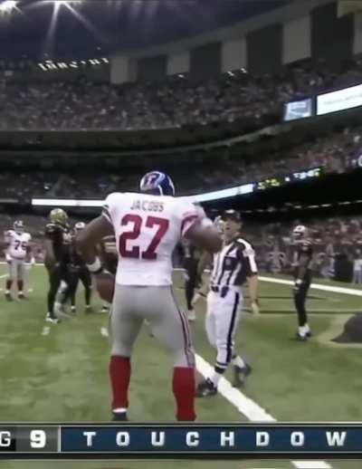 Highlight of the Day: Brandon Jacobs runs over Roman Harper for a touchdown!