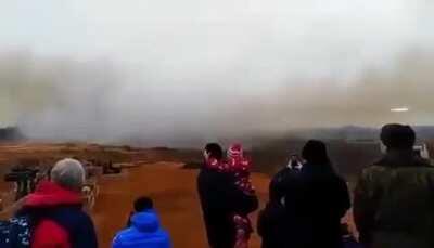 Туристическая достопримечательность в Иране. Люди на границе приходят на вершину горы посмотреть как воюют Азербайджан и Армения...