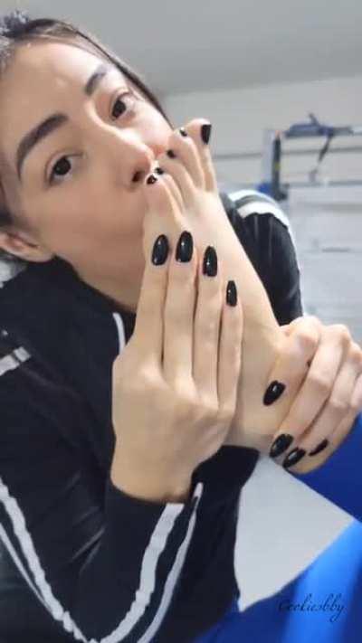 My feet could use some extra licks after the gym, wanna help? 😋👅