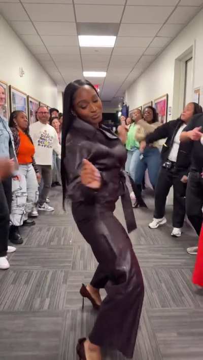 Normani's walking through on Jennifer Hudson show!