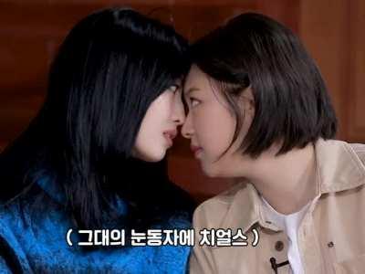 230203 - Momo and Jeongyeon going 110% into the staring contest before it even started