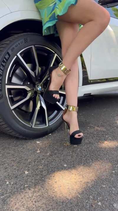 I feel so comfortable with heels, love my collection 🖤