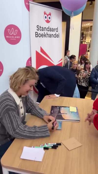 Pommelien Thijs - Signeersessie - @Insta waasland_shopping