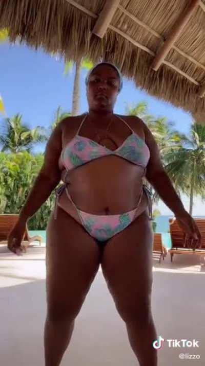 I swear, she knows she’s got men slobbering all over her but she’s acting dumb about it 😭😭😂😂😂