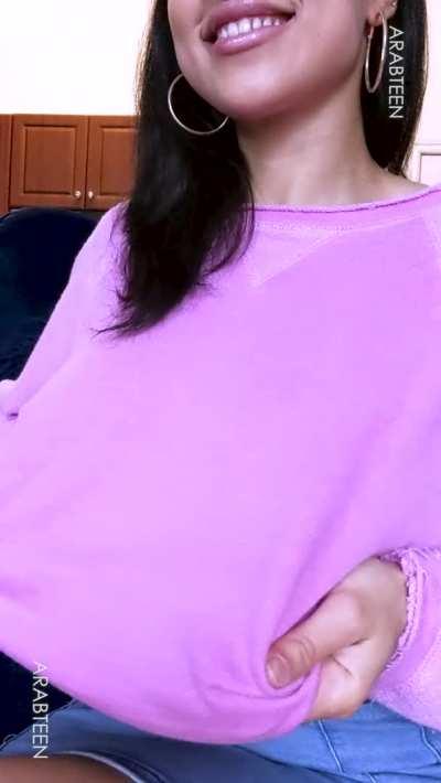 The smile or the tits? Choose well