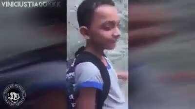 Eu só criança mais a madeira e grande 😎