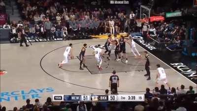 [Highlight] Grizzlies completely ignore Ben Simmons but he makes the pay by draining the 10ft floater.