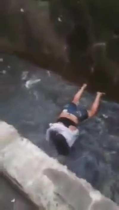 THIS IS SPARTA!! robber gets dunked in the drainage by the store owner