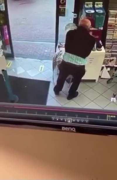 Mask ✔️ hand sanitiser ✔️