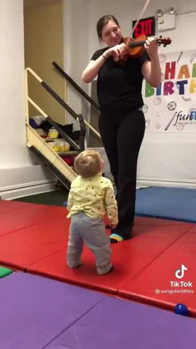 A baby’s first time hearing the violin. 😍 Found this on TikTok and had to share.