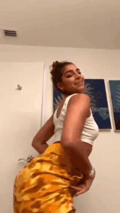 Made a gif of Blair shaking her ass!