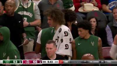 [Highlight] Andre Jackson and Jabari Smith Jr. had to be seperated after this Damian Lillard three.