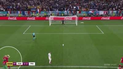 [VIDEO] Pepe telling Rui Patrício to dive to the left for Benzema's penalty, Rui Patrício dives the other way & Pepe gets angry vs France - 45+2' [UEFA Euro 2020]