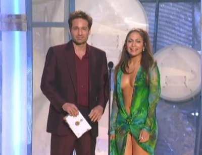 Jennifer on stage at the Grammys | February 2000