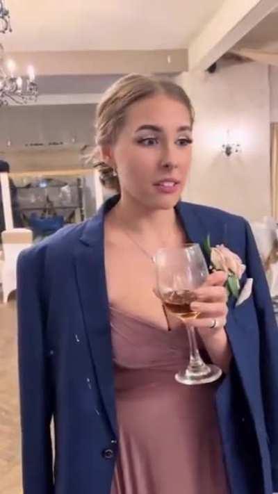 Люди после первого бокала и после последнего на свадьбе.