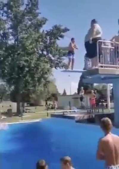 Cringetopia mod jumping into pool