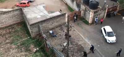 Woman vandalizing car gets weave snatched and beat up (Nairobi, Kenya)