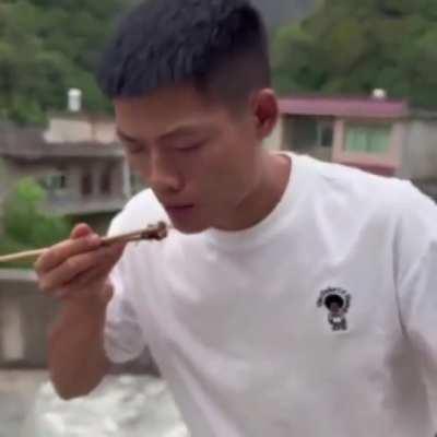 an influencer in China was having few views. After that he had 500,000