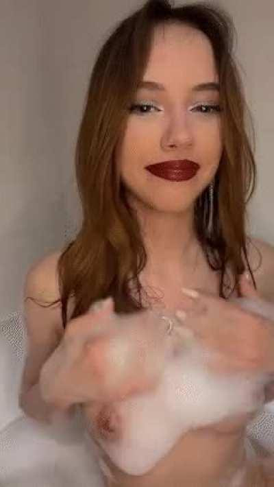 say hi if you wanna join me in the bath 🛁💦