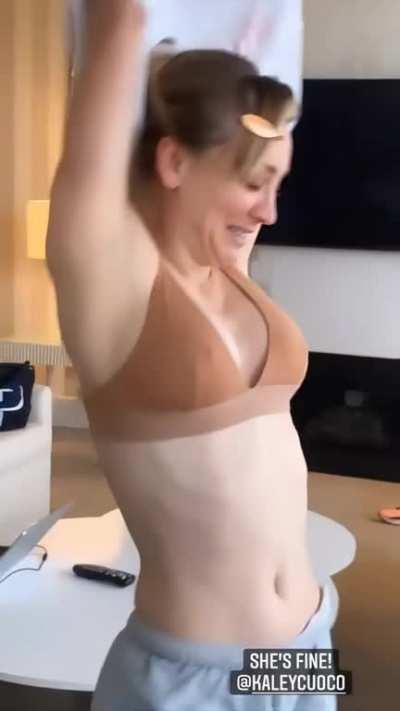 Kaley Cuoco [Brandy & Mr.Whiskers]