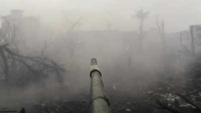 Ru Pov: Ru tank entering suburbs - presumably either in Maryinka or Bakhmut/Soledar front