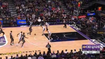 [Highlight] Lebron loses the ball and De'Aaron Fox takes it the other way to tie the game late in the 4th quarter